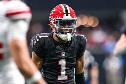 Der Footballspieler Darnell Mooney in einem schwarzen Trikot der Atlanta Falcons mit rotem Helm und der Nummer 1 steht während eines Spiels auf dem Spielfeld. Alt-Text wurde KI-generiert.