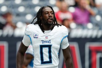 Tennessee Titans Spieler in weißem Trikot mit der Nummer 0 steht vor dem Spiel gegen Houston Texans im Stadion.