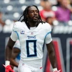 Tennessee Titans Spieler in weißem Trikot mit der Nummer 0 steht vor dem Spiel gegen Houston Texans im Stadion.