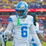 Detroit Lions Spieler mit Helm und Trikot Nummer 6 auf dem Spielfeld vor Spielbeginn in Washington