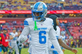 Detroit Lions Spieler mit Helm und Trikot Nummer 6 auf dem Spielfeld vor Spielbeginn in Washington