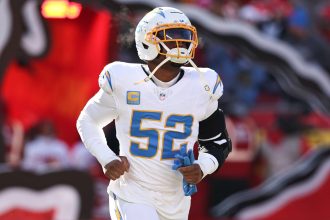 Khalil Mack, der ein weißes Los Angeles Chargers-Trikot mit der Nummer 52 trägt, läuft während eines Spiels im Jahr 2026 über das Spielfeld. Alt-Text wurde KI-generiert.