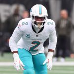 Bradley Chubb, Linebacker der Miami Dolphins, trägt eine weiße Uniform und einen Helm mit der Nummer 2 und bereitet sich auf ein Spiel gegen die Bills vor. Alt-Text wurde KI-generiert.