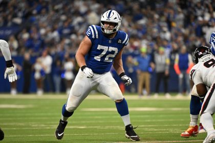 Braden Smith - Offensive Tackle im blauen Trikot der Indianapolis Colts, Nummer 72, bereitet sich während eines Spiels auf einem grünen Feld mit einer Menschenmenge im Hintergrund auf den Block vor; er wird 2026 in die Free Agency eintreten. Alt-Text wurde KI-generiert.