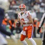 Quarterback in weiß-orange Trikot mit Ball in der Hand beim NCAA Football Spiel Clemson gegen Penn State im Pinstripe Bowl 2025