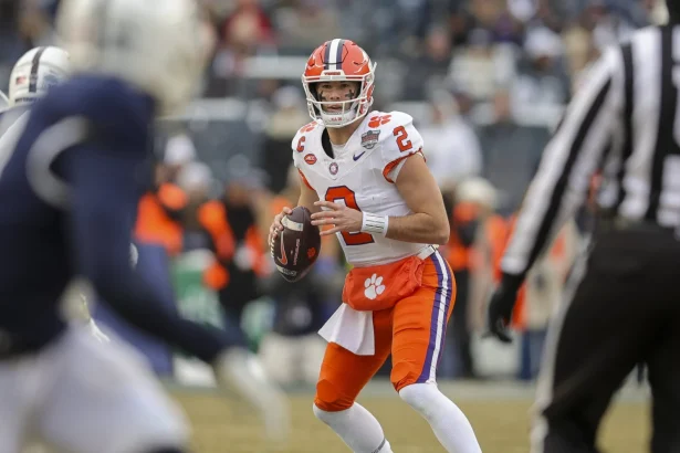 Quarterback in weiß-orange Trikot mit Ball in der Hand beim NCAA Football Spiel Clemson gegen Penn State im Pinstripe Bowl 2025