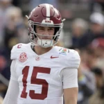 Footballspieler in weißem Alabama-Trikot mit Helm und Nummer 15 beim Rose Bowl CFP Quarterfinal 2026
