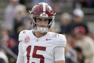 Footballspieler in weißem Alabama-Trikot mit Helm und Nummer 15 beim Rose Bowl CFP Quarterfinal 2026
