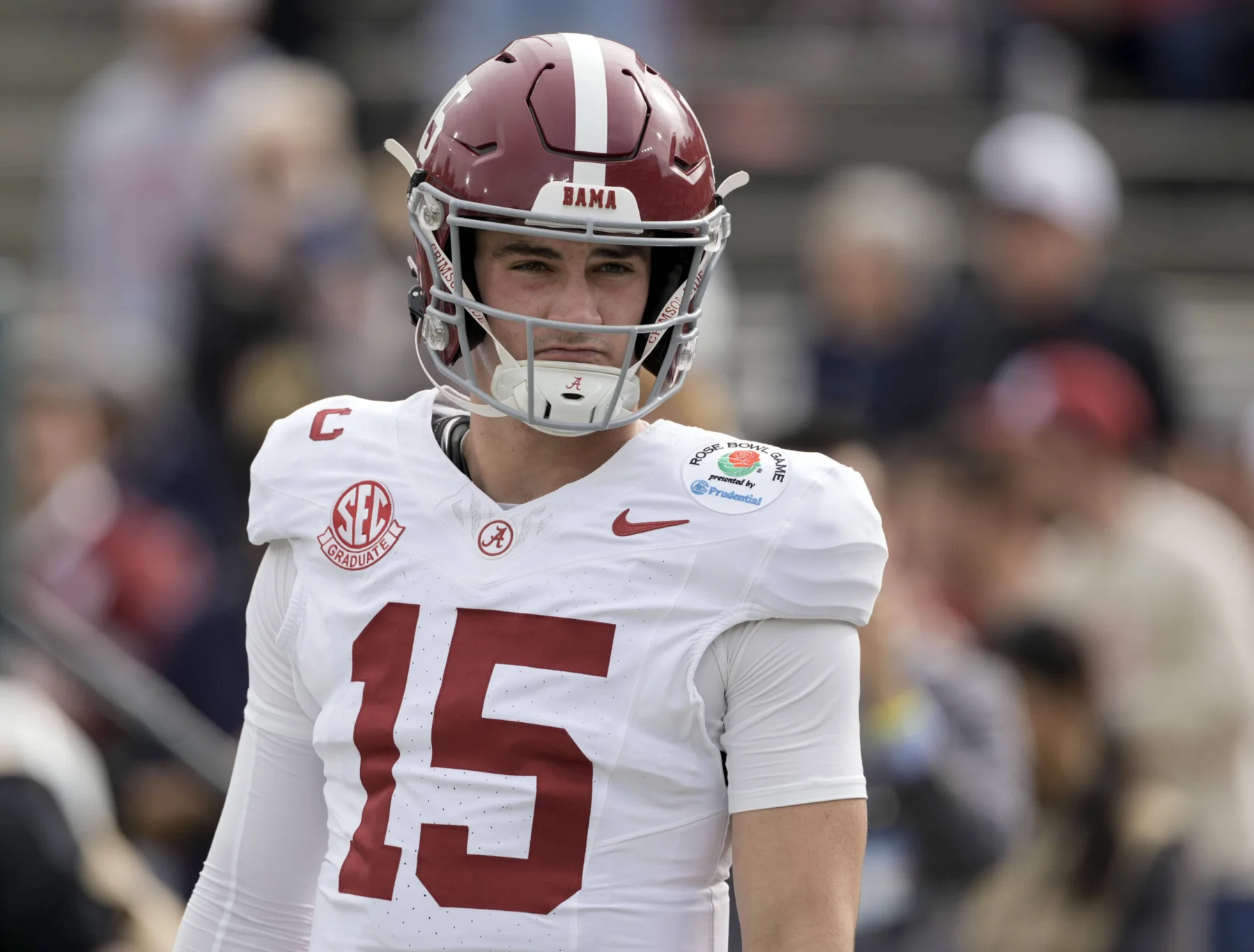 Footballspieler in weißem Alabama-Trikot mit Helm und Nummer 15 beim Rose Bowl CFP Quarterfinal 2026
