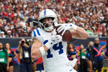 Alec Pierce, im weißen Trikot der Colts, fängt während eines Spiels einen Pass ab, während im Hintergrund die Zuschauer und Cheerleader zu sehen sind. Alt-Text wurde KI-generiert.