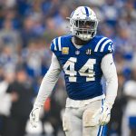 Colts Linebacker Zaire Franklin, der die Nummer 44 trägt, steht während eines Spiels in seiner blauen Indianapolis Colts-Uniform auf dem Spielfeld. Alt-Text wurde KI-generiert.