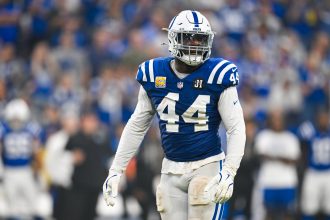 Colts Linebacker Zaire Franklin, der die Nummer 44 trägt, steht während eines Spiels in seiner blauen Indianapolis Colts-Uniform auf dem Spielfeld. Alt-Text wurde KI-generiert.