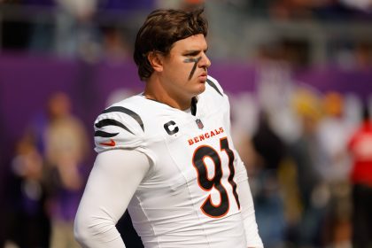 Trey Hendrickson, ein Footballspieler der Cincinnati Bengals, trägt ein weißes Trikot mit der Nummer 91 und steht während eines Spiels gegen die Baltimore Ravens mit einem schwarzen Auge unter dem rechten Auge auf dem Spielfeld. Alt-Text wurde KI-generiert.