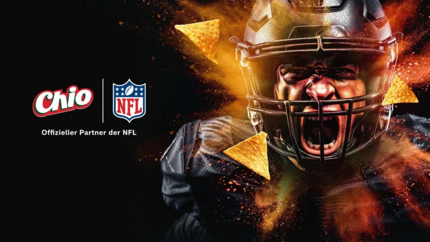 Ein Footballspieler in schwarzer Kleidung schreit, während orangefarbene Snackchips um ihn herumfliegen. Auf der linken Seite erscheinen die Logos von Chio und NFL Deutschland mit dem Text "Offizieller Partner der NFL. Alt-Text wurde KI-generiert.