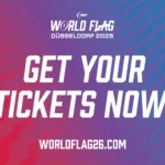 Werbegrafik für die IFAF World Flag 26 Düsseldorf 2026 mit dem Text "Get your tickets now!" und der Website worldflag26.com auf einem Hintergrund mit rotem und blauem Farbverlauf. Alt-Text wurde KI-generiert.