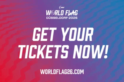 Werbegrafik für die IFAF World Flag 26 Düsseldorf 2026 mit dem Text "Get your tickets now!" und der Website worldflag26.com auf einem Hintergrund mit rotem und blauem Farbverlauf. Alt-Text wurde KI-generiert.