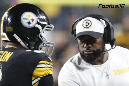 Der Trainer der Pittsburgh Steelers, Mike Tomlin, schüttelt einem Spieler auf dem Spielfeld die Hand, während der Text ankündigt, dass Mike Tomlin bei NBC als Analyst tätig sein wird. Alt-Text wurde KI-generiert.