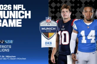 Zwei American-Football-Spieler in Patriots- und Lions-Uniformen stehen neben einer Werbegrafik für das NFL-Spiel 2026 in München mit dem Spiel Patriots gegen Lions am 15. November, mit hervorgehobenen Ticket-Termine-Details für Patriots Lions Tickets in München. Alt-Text wurde KI-generiert.