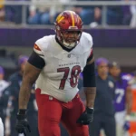 Ein Footballspieler der Washington Commanders in Uniform mit der Rückennummer 78 steht während eines Spiels bereit auf dem Spielfeld und ist auf jeden Spielzug vorbereitet – ganz ähnlich wie Star-Tackle Laremy Tunsil. Alt-Text wurde KI-generiert.