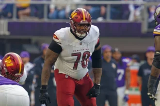 Ein Footballspieler der Washington Commanders in Uniform mit der Rückennummer 78 steht während eines Spiels bereit auf dem Spielfeld und ist auf jeden Spielzug vorbereitet – ganz ähnlich wie Star-Tackle Laremy Tunsil. Alt-Text wurde KI-generiert.