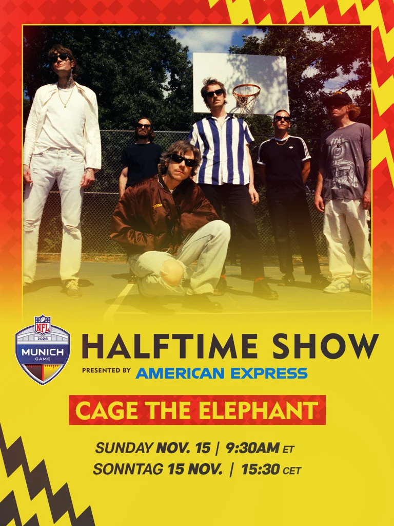 Sechs Bandmitglieder von Cage the Elephant stehen unter strahlend blauem Himmel auf einem Basketballplatz im Freien. Der Text wirbt für ihren Halbzeitshow-Auftritt beim NFL-Spiel in München 2026 am 15. November. Alt-Text wurde KI-generiert.