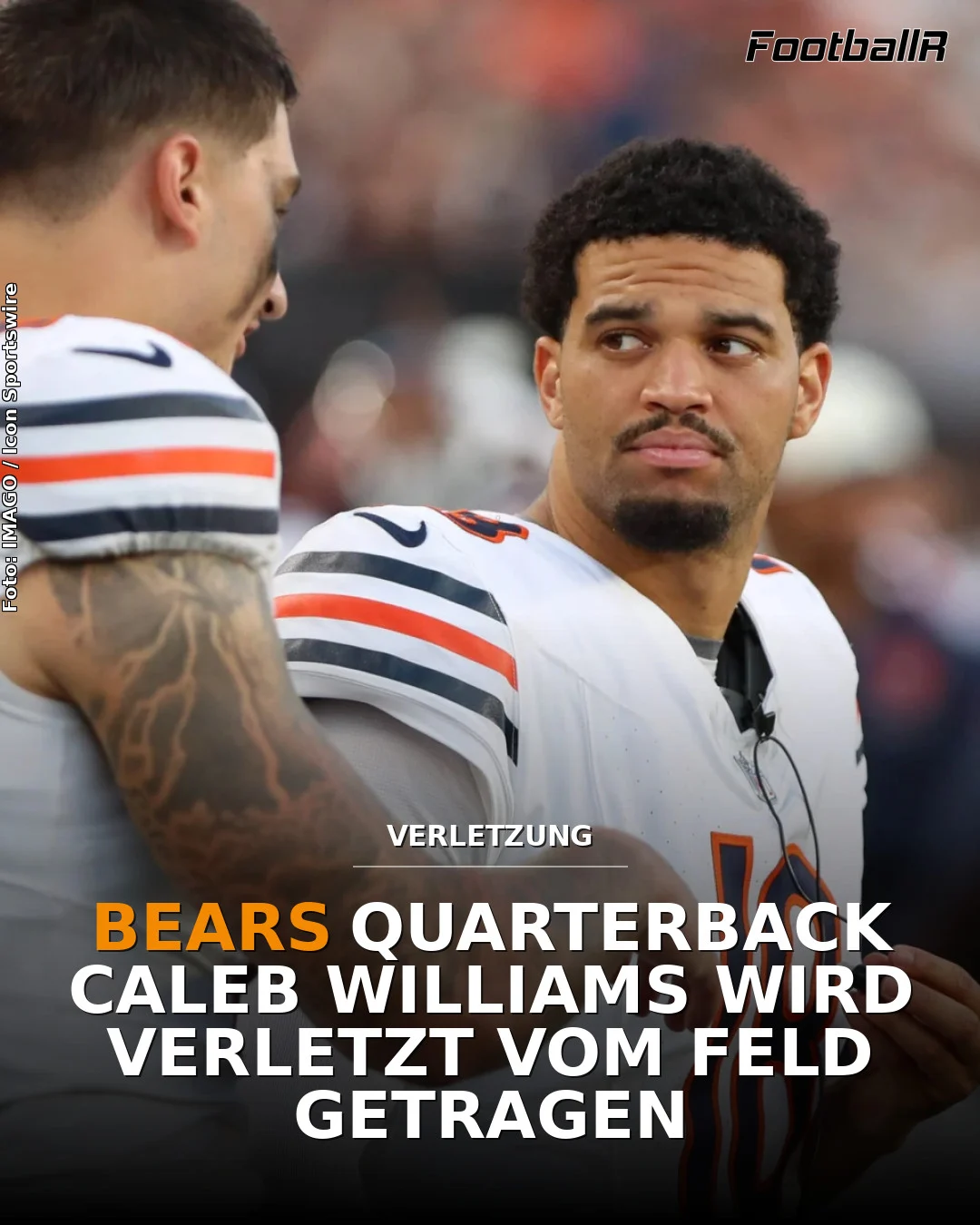 Zwei Footballspieler stehen am Spielfeldrand; einer trägt ein weißes Trikot der Chicago Bears und wirkt besorgt, während die Schlagzeile darauf hinweist, dass Caleb Williams, der Quarterback der Mannschaft, verletzungsbedingt vom Spielfeld getragen wird. Alt-Text wurde KI-generiert.