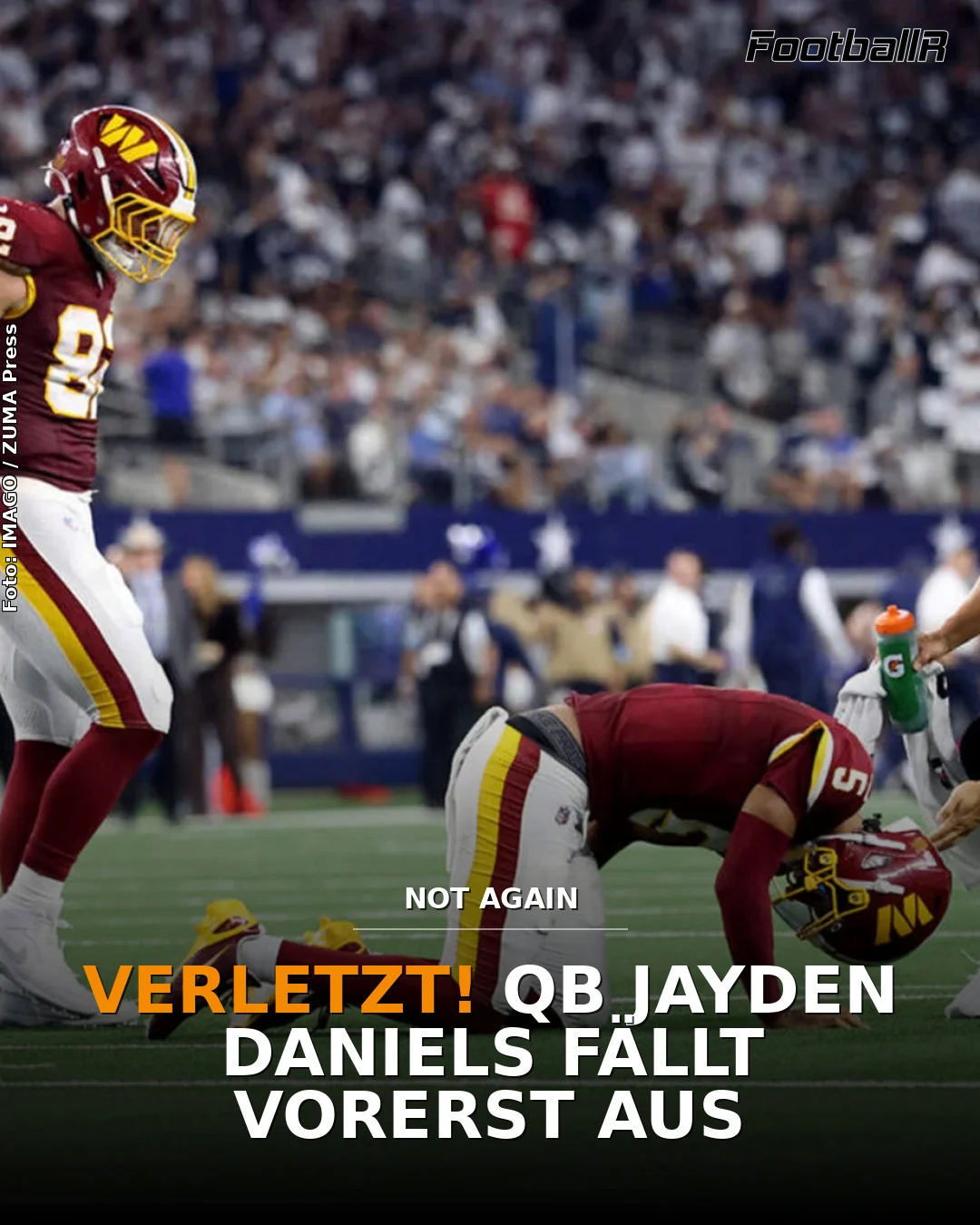Jayden Daniels, Quarterback der Washington Commanders, kniet während eines Spiels sichtlich vor Schmerzen auf dem Spielfeld, während ein Teamkollege und Mitglieder des Trainerstabs zusehen. Alt-Text wurde KI-generiert.