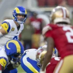 Week 1 - Ein Quarterback der Los Angeles Rams bereitet sich während eines Footballspiels der ersten Spielwoche gegen die San Francisco 49ers auf den Snap vor. Alt-Text wurde KI-generiert.