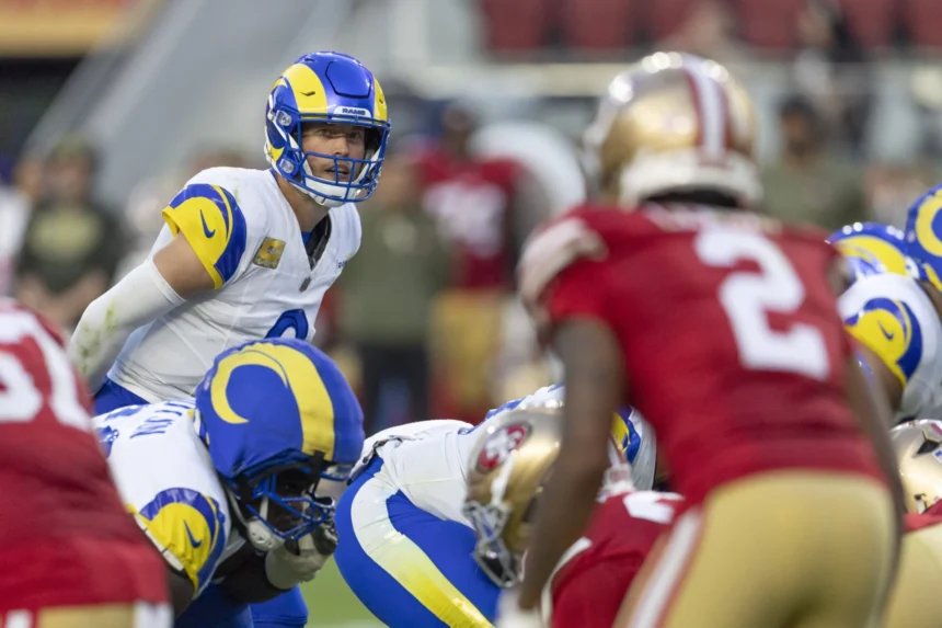Week 1 - Ein Quarterback der Los Angeles Rams bereitet sich während eines Footballspiels der ersten Spielwoche gegen die San Francisco 49ers auf den Snap vor. Alt-Text wurde KI-generiert.