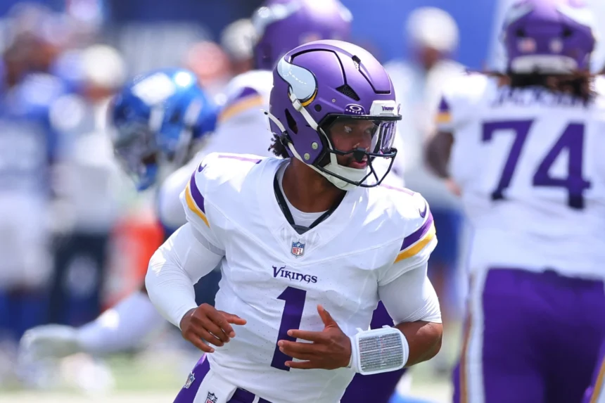 Der Quarterback der Minnesota Vikings in weiß-lila Trikot blickt während eines Footballspiels nach links, im Hintergrund sind Teamkollegen und Gegner zu sehen, während die Nachricht bekannt wird, dass Kyler Murray die Vikings verlässt. Alt-Text wurde KI-generiert.