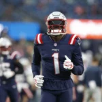 Ein Footballspieler der New England Patriots mit der Rückennummer 1 joggt während eines Spiels über das Spielfeld, kurz nachdem bekannt gegeben wurde, dass Brown die Patriots verlässt. Alt-Text wurde KI-generiert.