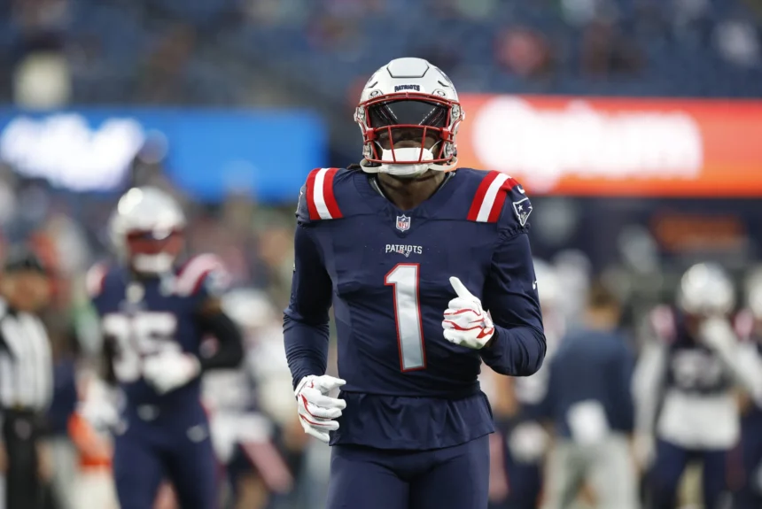 Ein Footballspieler der New England Patriots mit der Rückennummer 1 joggt während eines Spiels über das Spielfeld, kurz nachdem bekannt gegeben wurde, dass Brown die Patriots verlässt. Alt-Text wurde KI-generiert.