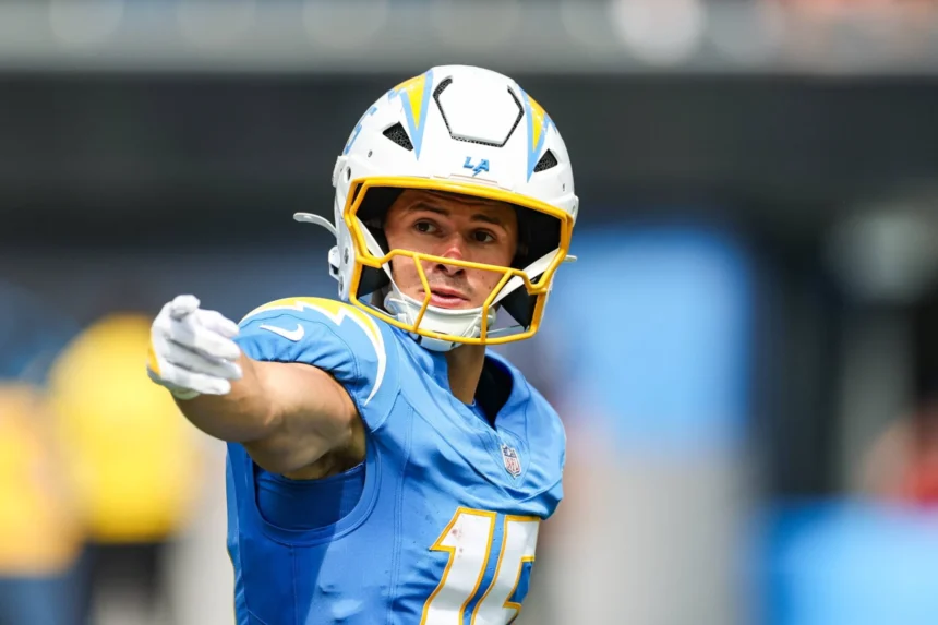 Ladd McConkey - Ein Footballspieler in einem blauen Trikot und Helm der Los Angeles Chargers – der möglicherweise einspringt, während Chargers-Spieler McConkey wegen einer Rippenverletzung täglich untersucht wird – zeigt während eines Spiels mit ausgestrecktem rechten Arm in eine Richtung. Alt-Text wurde KI-generiert.