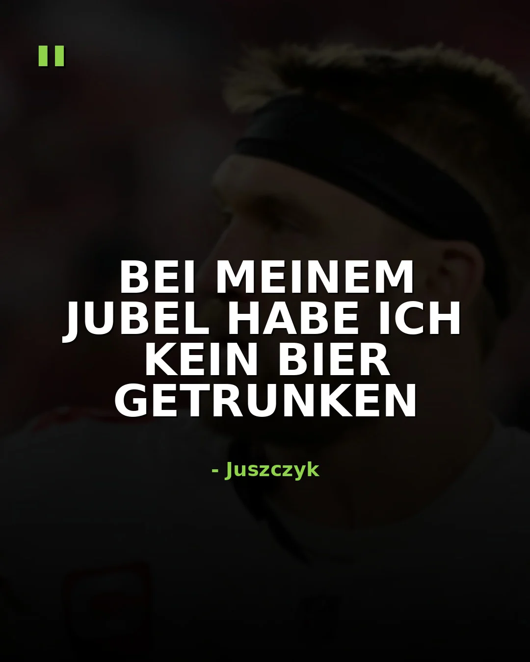 Eine Silhouette von Kyle Juszczyk mit einem Stirnband, überlagert von seinem Zitat auf Deutsch: „Ich habe während meiner Feier kein Bier getrunken.“ Alt-Text wurde KI-generiert.