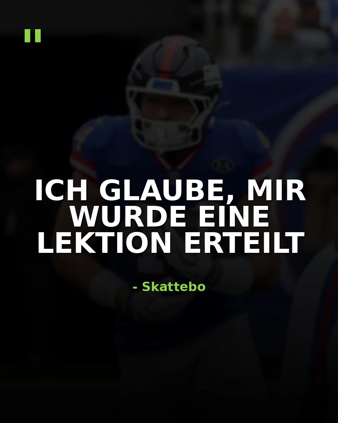 Cam Skattebo trägt eine blaue Uniform und steht hinter einem Schild mit der Aufschrift „Ich glaube, mir wurde eine Lektion erteilt – Skattebo.“