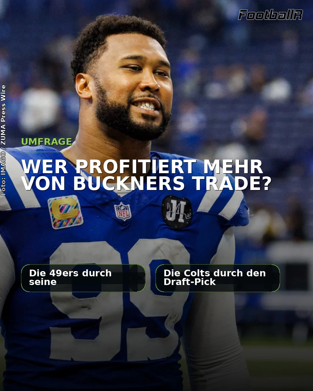 DeForest Buckner trägt ein blaues Trikot der Indianapolis Colts, auf dem ein Text über seinen Wechsel zu lesen ist.