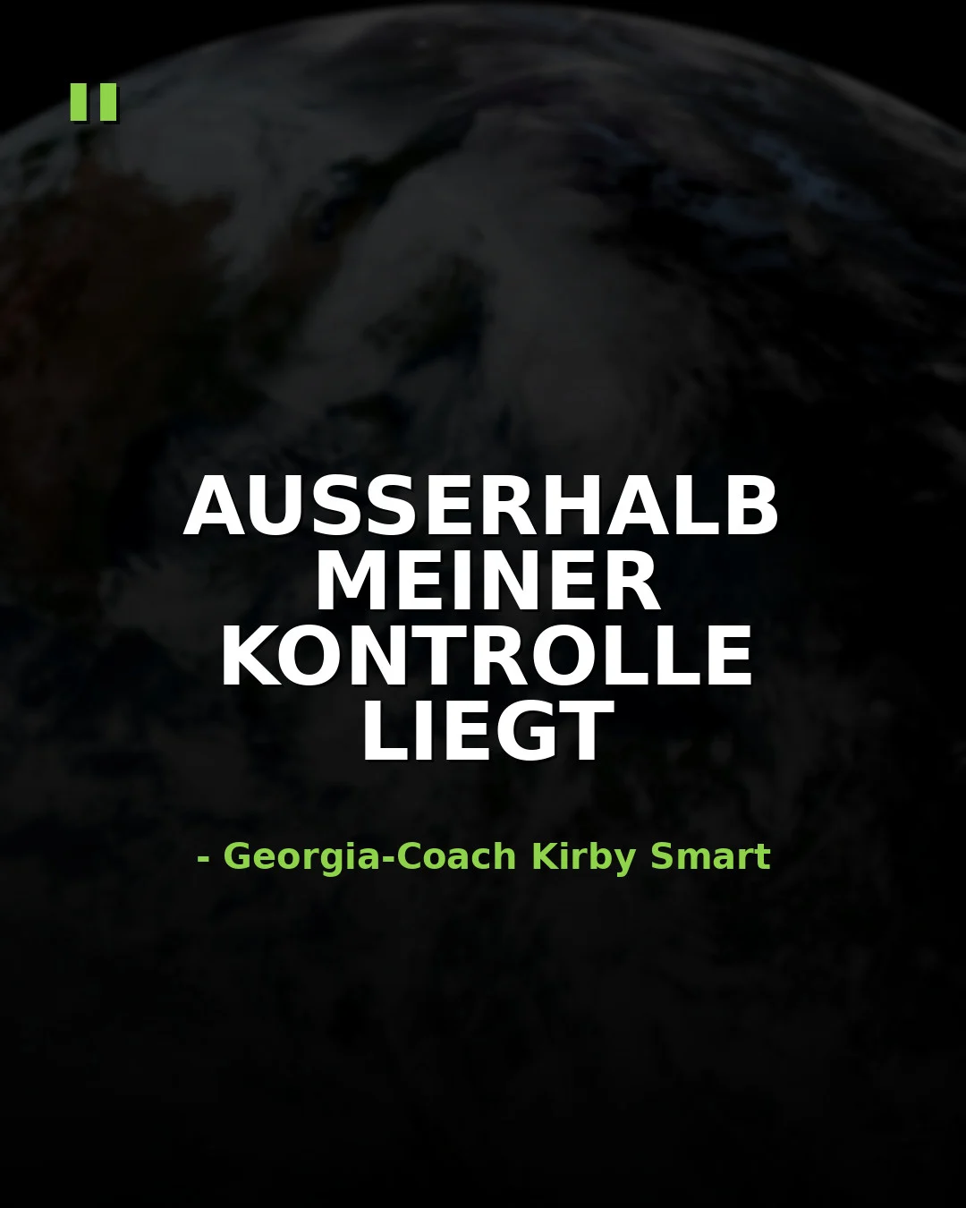 Über einem Bild der Erde ist der Text „AUSSERHALB MEINER KONTROLLE LIEGT – Georgia-Trainer Kirby Smart“ zu lesen, der an die Zugbahn des Hurrikans Isaias erinnert. Alt-Text wurde KI-generiert.