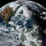 Satellitenbild von Nord- und Südamerika, wo ein großes Sturmsystem, das über dem Atlantik tobt, Tropensturmgefahr für die Region mit sich bringt. Alt-Text wurde KI-generiert.
