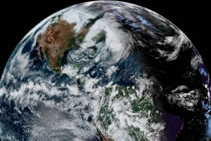 Satellitenbild von Nord- und Südamerika, wo ein großes Sturmsystem, das über dem Atlantik tobt, Tropensturmgefahr für die Region mit sich bringt. Alt-Text wurde KI-generiert.