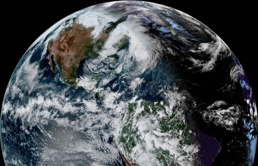 Satellitenbild von Nord- und Südamerika, wo ein großes Sturmsystem, das über dem Atlantik tobt, Tropensturmgefahr für die Region mit sich bringt. Alt-Text wurde KI-generiert.
