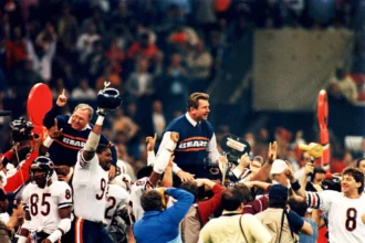 Spieler der Chicago Bears und Trainer Mike Ditka werden nach einem Sieg von Fans und Mannschaftskollegen vom Spielfeld getragen. Alt-Text wurde KI-generiert.