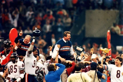 Spieler der Chicago Bears und Trainer Mike Ditka werden nach einem Sieg von Fans und Mannschaftskollegen vom Spielfeld getragen. Alt-Text wurde KI-generiert.