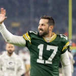 Brandon McManus trägt ein Trikot der Green Bay Packers und winkt der Menge zu.