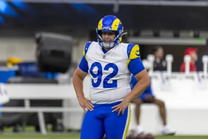 Harrison Mevis - Ein Spieler der Los Angeles Rams mit der Rückennummer 92 und einem blau-gelben Helm steht mit den Händen in den Hüften auf dem Spielfeld, nachdem Mevis entlassen wurde. Alt-Text wurde KI-generiert.