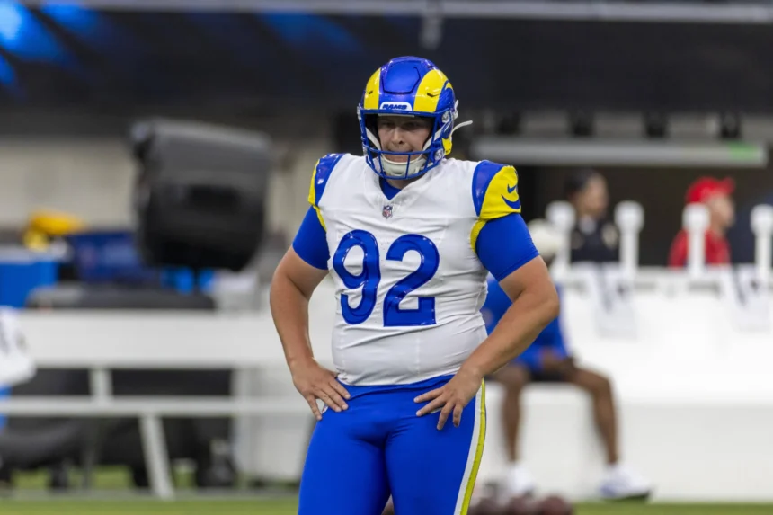 Harrison Mevis - Ein Spieler der Los Angeles Rams mit der Rückennummer 92 und einem blau-gelben Helm steht mit den Händen in den Hüften auf dem Spielfeld, nachdem Mevis entlassen wurde. Alt-Text wurde KI-generiert.