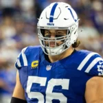 Quenton Nelson - Ein Spieler der Indianapolis Colts in einem blauen Trikot und einem weißen Helm blickt in die Kamera.