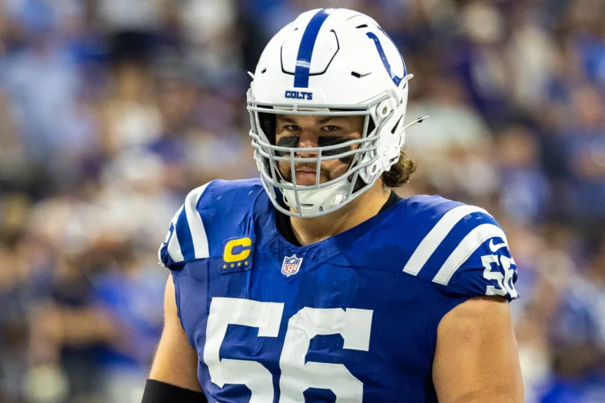 Quenton Nelson - Ein Spieler der Indianapolis Colts in einem blauen Trikot und einem weißen Helm blickt in die Kamera.