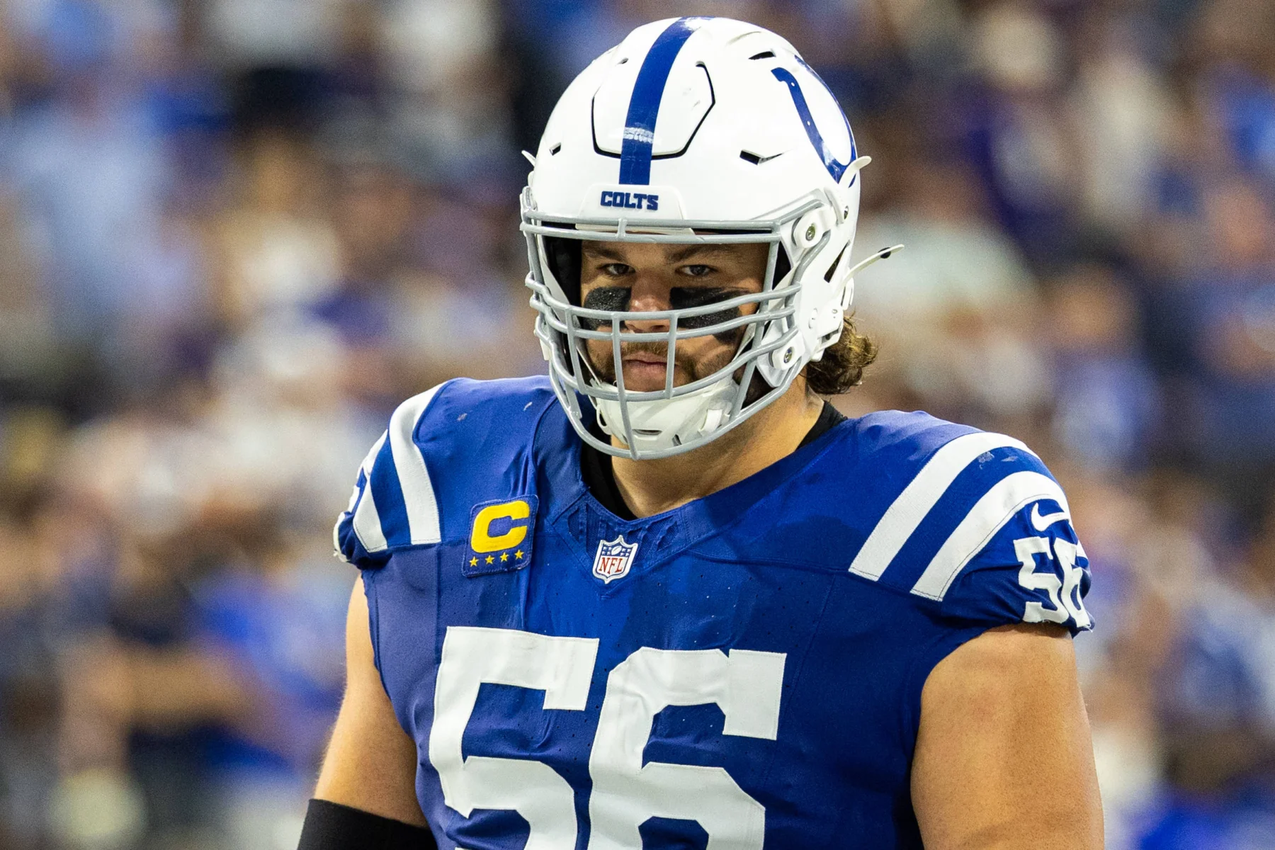 Quenton Nelson - Ein Spieler der Indianapolis Colts in einem blauen Trikot und einem weißen Helm blickt in die Kamera.