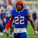 Der Spieler der Buffalo Bills, C.J. Gardner-Johnson, mit der Rückennummer 22 und einem roten Stirnband auf dem Spielfeld.