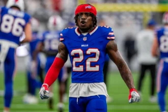 Der Spieler der Buffalo Bills, C.J. Gardner-Johnson, mit der Rückennummer 22 und einem roten Stirnband auf dem Spielfeld.